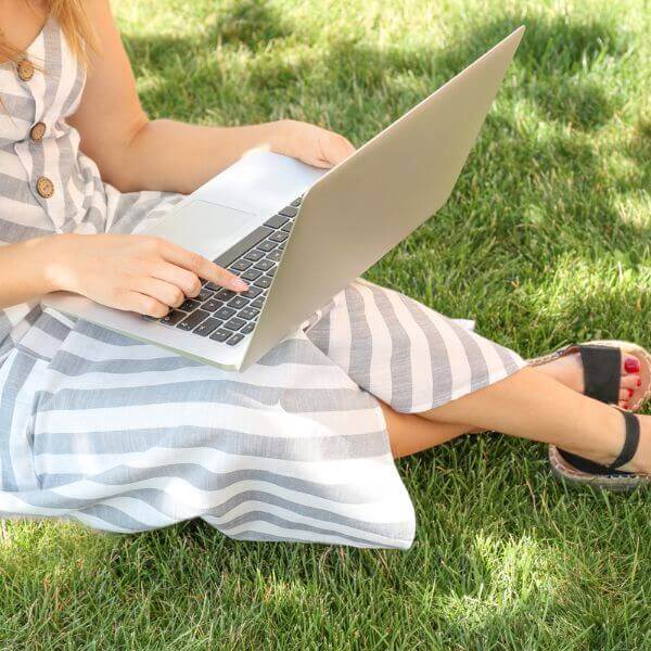 frau-mit-laptop-gras-600x600 Frau mit Laptop im Gras