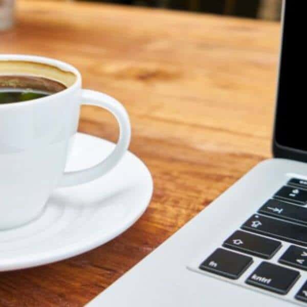 Kaffee und Laptop Canva Kurs