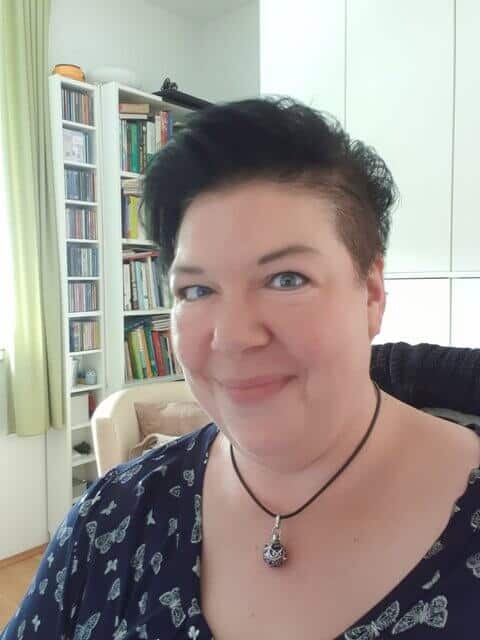 was-will-ich-bewirken-beatrice Beatrice Krammer vor Bücherregal