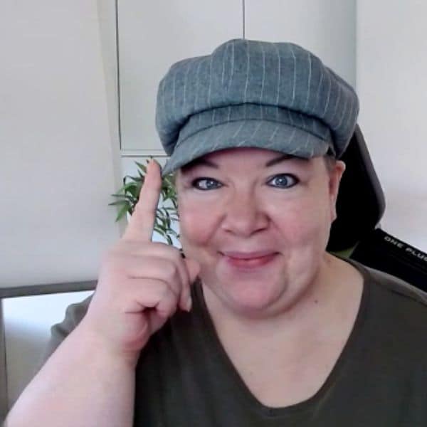 Business Schmiede Bea Finger an Kappe 600x600