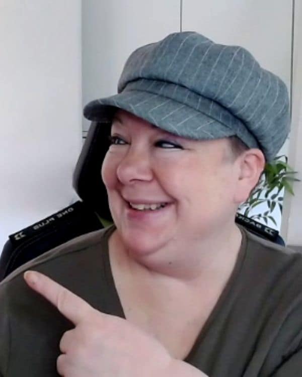 Business Schmiede - Bea lacht und zeigt