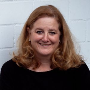 Astrid von Prondzinski vor weißer Ziegelwand