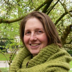 Willu Shurety mit grünem Schal in der Natur